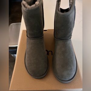 Classic II Short Uggs- Gray- Size 8- Never Worn!